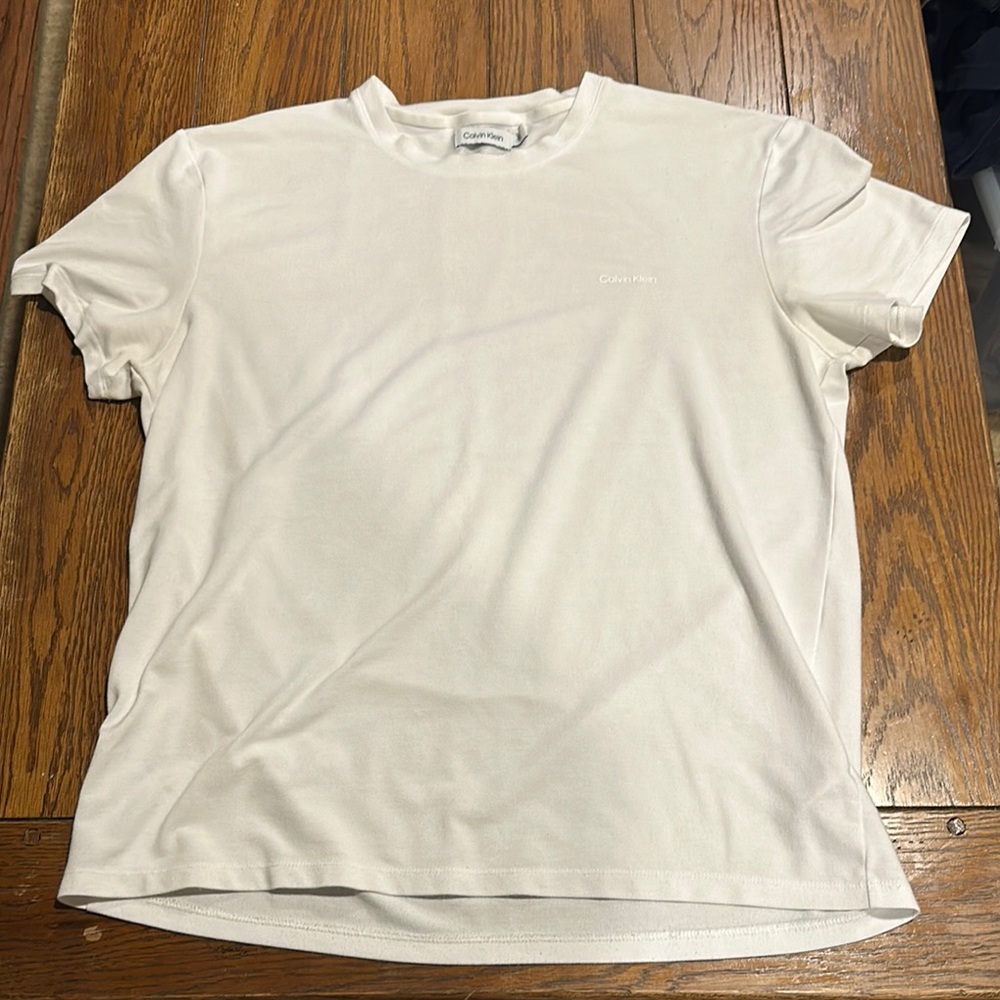 LARGE WHITE CALVIN KLEIN T SHIRT